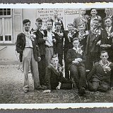Michael Harz Album beige-grün Bild 4016 1936 Die zur Musterung anstehenden jungen Männer schmückten sich mit Blumensträußchen und Scherpen, auf denen Waffengattungen standen. Es handelt sich hier um...