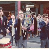 Bild1849 Der Bleischter Musikzug vor dem Hertie in Wiesbaden 1974 Von lnr: Willi Kramß, große Trommel, NN, Lyra, Bernhard Loos, Trompete, Otto Trischler, Trompete