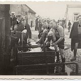 Image1018 Waschszene der Fußballer am alten Brunnen Ecke Kirchstr. / Ecke Th.-Heuss-Str. (1) N. Hohenstein, (2) Willi Etz, (3) Josef Gottwald, (4) Fritz Mehler, (5)...