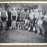 Image2009 Die DJK-Mannschaft: 5.vl: Fritz Mehler; mit Hut: Anton Hollinger und rechts daneben: Willi Altenhofen, 2. Junge v. re. ist Willi Etz, 4. v.li. Elisabet Saufaus,...