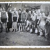 Image2009 Die DJK-Mannschaft: 5.vl: Fritz Mehler; mit Hut: Anton Hollinger und rechts daneben: Willi Altenhofen, 2. Junge v. re. ist Willi Etz, 4. v.li. Elisabet Saufaus,...