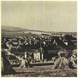 Kalenderbild VR-Bank Untertaunus 1983 Bleidenstadt Getreideernte Blick vom heutigen Friedhof auf den alten Ort. (abgebildet im VR-Bank Kalender 1983)