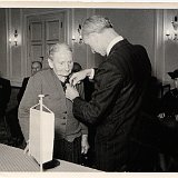 Image28 Elisabeth Martin bei der Verleihung des Bundesverdienstkreuzes für 50jährige Arbeit bei dem Bauern Hasselbach in Wiesbaden-Erbenheim. Fräulein Elisabeth Martin,...