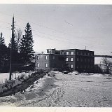 Bild1749 27.01.1929 Die nach dem Brand von 1928 wieder aufgebaute Stiftsmühle bei Bleidenstadt. Ansicht von vorne. Im Vordergrund links der Mühlgraben. Aufgenommen von...