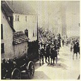 Kalenderbild VR-Bank Untertaunus 1983 1903 Kaisermanöver. Berittene Artillerie auf dem Marsch durch Wehen (abgebildet im VR-Bank Kalender 1983)