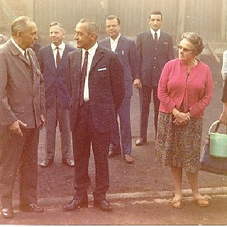 Bild0103 1969 Der Postbus kommt nach Seitzenhahn. vlnr. Willi Scheidt II, n.n., n.n., Willi Kugelstadt, Wilhelm Blechmann, Busfahrer, Frau Lederer, Elli Frankenbach (mit...