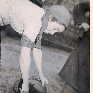 Bild0144 Lina Scheidt geb. Kaltwasser. Das frische Blut muß gekleppert werden.