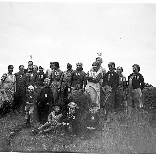 Bild0002b Gruppenbild beim Flachsrupfen. Kinder sitzend Erich Aßmus (1), Rosemarie Mädler (geb. Wilhelm) (2), N.N.(3-5), Auguste Aßmus (6), Maria Wilhelm (7), Fr....