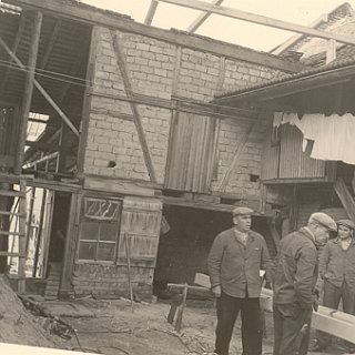 Bild0067 Haus Scheidt (Eltviller Str.) / Bäckerei Held. Bau einer Überdachung. li. Willi Jung (Zimmermann aus Bleischt) mi. Martin Simecki, re. Willi Scheidt.