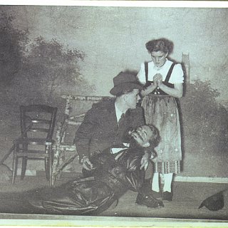 Bild0617 Weihnachten 1953 Aufnahme aus dem Theaterstück "Das Köhlerkind vom Wildbachgrund" bei Martha Bodenheimer im Saal. Welche Rolle spielt Werner Lotz?