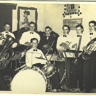 Bild0401 stehend vlnr. Werner Krieger, Hlemut Hölzel, Werner Lotz, Emil Kraus, Otto Pfaff, Horst Klingenbiel, Heinz Frankenbach. sitzend vl. Rudi Lotz, Eugen Schneider
