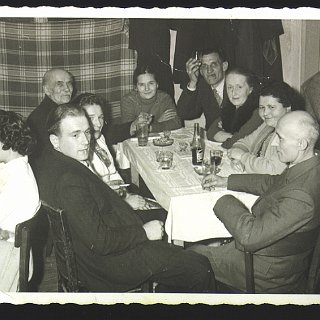 Bild0060 Geselligkeit bei Bodenheimers. Vor der Wolldecke im Fenster Jäger August, Erna & Franz Wutscka, Kopfseite Lina Heid (geb. Brühl), re. August & Lina Lotz, Weber...