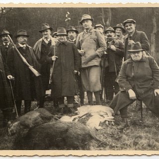 Bild0440 Jagdfoto mit Sauen. rechts vorne Jagdpächter Momdr??, 7.von rechts August Krieger.