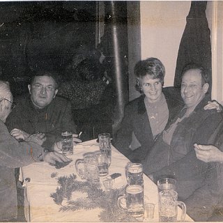 Bild0453 Am Abend nach der Jagd. Rechts Karl Krieger (1905-1988). Links daneben Jagdpächter Günther Bartels aus Eltville.