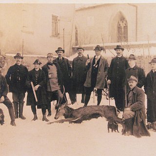 Bild0497 12.1.1924. Jagdgesellschaft in Schanze / Neudorf. Das heutige Martinsthal. Im Hintergrund die alte Kirche. Man beachte den ausgezehrten Zustand des sehr jungen...
