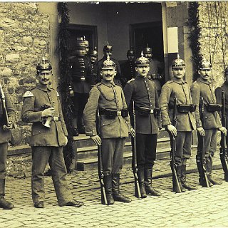 Bild0695 Karl Brühl (mit Kreuz) als Soldat (ca. 191x)