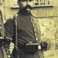 Bild0696 Karl Brühl (mit Kreuz) als Soldat (ca. 191x)