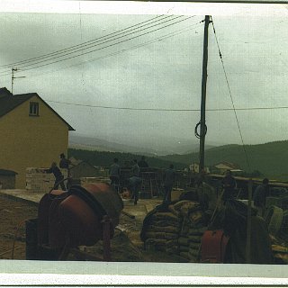 Bild1346 Juli 1969. Hier wo ewig das alte Backes in Seitzenhahn stand, entsteht im Sommer 1969 für die Feuerwehr Seitzenhahn ein Feuerwehrgerätehaus in echter...