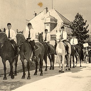 Bild0219 Festumzug der Reiter anlässlich des Reitturniers in der Eltviller Strasse vor der Villa. vlnr. Adam Wolf, Bertel Sauer, Erich Kugelstadt?, Hans Breidel, Hans...