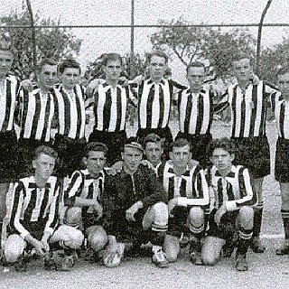 Bild0094 1954 (?) Seitzenhahns 1. Fußballmannschaft vlnr. 1) Her Bär, 2) Erich Assmus, 3) Walter Krieger, 4) Helmut Stellrecht, 5) Werner Besier, 6)Heinz Frankenbach, 7)...