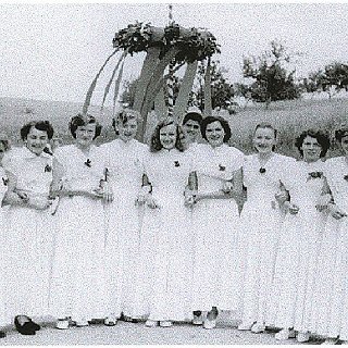 Bild0243 1954 Seitzenhahner Kerbemädchen anläßlich der Einweihung des neuen Sportplatzes. Hat noch jemand das Originalbild in besserer Qualität? vlnr. Ilse Hölzel,...