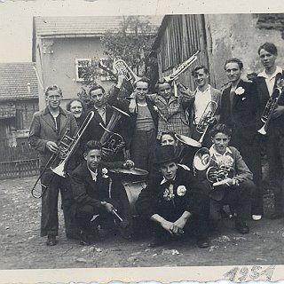 Bild0069 1951 Die Seitzenhahner Blaskapelle vor dem Haus Lotz, Talstrasse 5. V.li. Horst Klingenbiel, Käthe Kilian, Hans Christmann, Otto Pfaff, Werner Lotz, Werner...