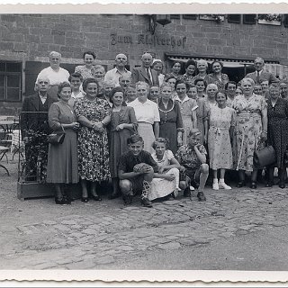 Bild0650 ev. Frauenhilfe Bleidenstadt Seitzenhahn vor der Gaststätte "Zum Klosterhof" in XXXXX bei einem Ausflug.