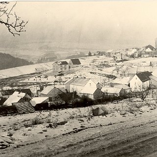 Bild0170 ca. 1963 Blick vom oberen Ortsausgang auf die Dächer der Talstrasse mit dem Türmchen des "Backes". Im Hintergrund die Rohbauten "Horst Mädler" & "Schilder" und...