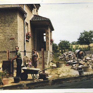 Bild1433 Wilhelm Scheidt (1921-2008) hilft seinem Schwager Walther Fasold und seiner Schwester Elsa (1920-2005) beim Bau der neuen Hofeinfahrt.