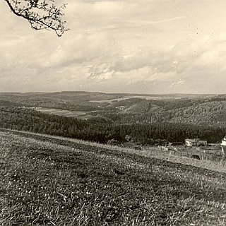 Bild0199 Blick auf den Bungalow im Eddersbacher Weg mit Ecke Erbacher Strasse. Am rechten Bildrand Haus Wagner, Talstrasse 30.