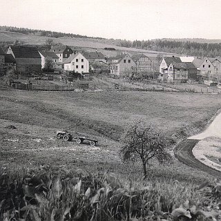 Bild0051 Blick auf die untere Talstrasse. (aufg. Mai 62) Die Gebäude v.li. 1. FACHWERKHAUS UNBEKANNT, Scheune Anton Zahn, Scheune Otto Guse, Haus Arnold Engelhardt...