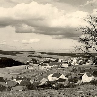 Bild0177 ca. 1966. Der Ort wächst... Im Biengarten die Häuser Mädler und Schilder. In der Friedenstrasse Krautwurst und Busch.