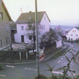 Bild1679 19XX ?? Blick auf die "Kreuzgass" heutige Talstrasse / Eltviller Strasse. Es gibt zu dieser Zeit noch die Weinstube Römer und die Tankstelle von Heinz Heid. Wer...