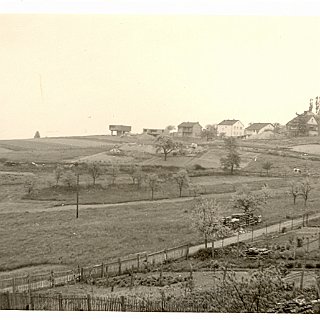 Bild0169 ca. 1959/60 Bebauung Eltviller Strasse. Im Vordergrund die heutige Wallufer Strasse, an der damals schöne Bauerngärten lagen. Dazwischen vereinzelt...