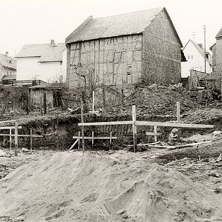Bild0173 Baugrube Wallufer Strasse 11 Gerhard & Christel Bodenheimer. Re Bildrand Scheune Guse. Bildmitte Scheune des jetzigen Hauses Talstrasse 17a (Fam. Andres), Li...