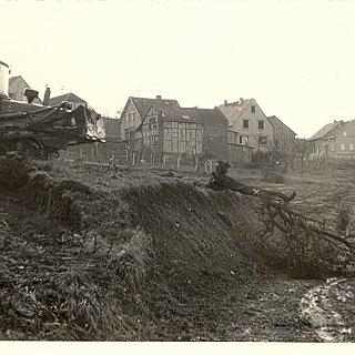 Bild0194 Blick auf die Talstrasse von der heutigen Wallufer Strasse aus. Bildrand re Haus Feucht (Nr.32), daneben Haus Wagner (heute Choquet Nr. 30), Scheune Hofmann...