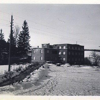 Bild1749 27.01.1929 Die nach dem Brand von 1928 wieder aufgebaute Stiftsmühle bei Bleidenstadt. Ansicht von vorne. Im Vordergrund links der Mühlgraben. Aufgenommen von...
