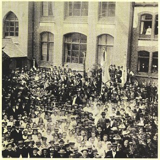 Kalenderbild VR-Bank Untertaunus 1983 1905 Einweihung der Schule in Wehen. Später als Rathaus genutzt. (abgebildet im VR-Bank Kalender 1983)