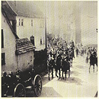 Kalenderbild VR-Bank Untertaunus 1983 1903 Kaisermanöver. Berittene Artillerie auf dem Marsch durch Wehen (abgebildet im VR-Bank Kalender 1983)