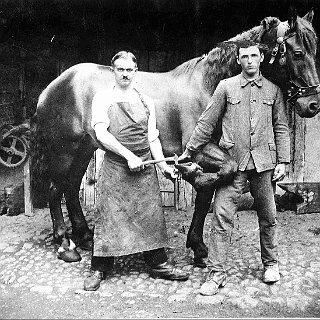 Bild0005 Links ist der Dorfschmied Albert Bremser, der im Volksmund und somit auch in Wingsbach und Umgebung "Frankenbach´s Albert" genannt wurde. Hintergrund: Albert...