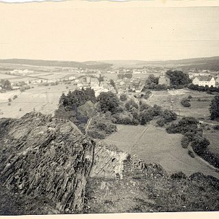 Bild0299 Eine Aufnahme von Hähnchesfelsen Richtung Bleidenstadt. Vorne der Schafhof, rechts dahinter St. Peter auf dem Berg.