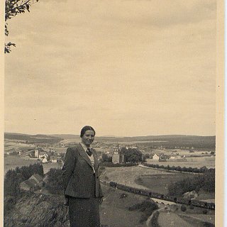 Image13 Der Hähnchesfelsen war früher ein beliebter Ort für Fotos. Auf diesem Foto sieht man Elisabeth Harz und die Aartalbahn in der Vorbeifahrt und sehr schön den...