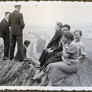 Image2014 Der schöne Hähnchesfelsen: Im Vordergrund: Emmy Döring vh Weygand (leider können wir heute solch einen wunderbaren Ausblick von dort nicht genießen!)