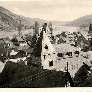 Bild1207 ca. 196x. Bacharach. Bick über den Ort rheinaufwärts. Die rechtsseitige Rheinstrecke ist elektifiziert. Daher die neuere Datierung. Dank an Hrn. Schaffer