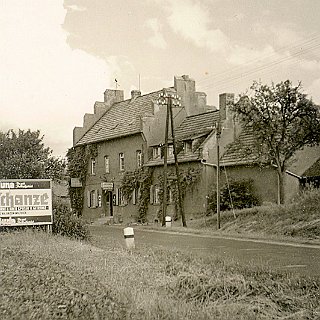 Bild0088 1956 Die Schanze. Hier führte die Strasse wohl noch direkt vor dem Haus entlang.