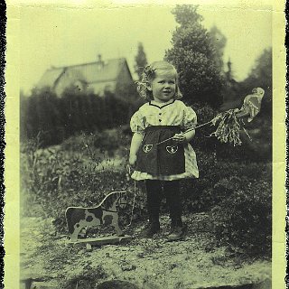 Bild0632 ca. 1942. Ursula Rumpf verh. Krey im Park des Enemb'schen Landhauses, zu dem der von ihren Großeltern gepachtete Bauernhof (im Hintergrund) gehörte. Das heute...