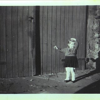 Bild0636 ca. 1942 Ursula Rumpf verh. Krey vor dem Scheunentor "Auf der Schanze"