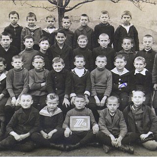 Bild1426 1921 Klasse IIIa mit Lehrer Mayer evtl nicht Seitzenhahn. Aufgrund der familiären Bindungen könnte dies Leipzig sein. Und damit wäre es dann leider hier fehl am...