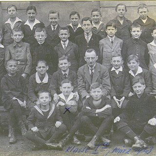 Bild1427 1923 Klasse Ia mit Lehrer Mayer evtl nicht Seitzenhahn. Aufgrund der familiären Bindungen könnte dies Leipzig sein. Und damit wäre es dann leider hier fehl am...
