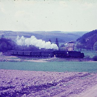 Bild2052 Die Aartalbahn mit der Stiftsmühle im Hintergrund